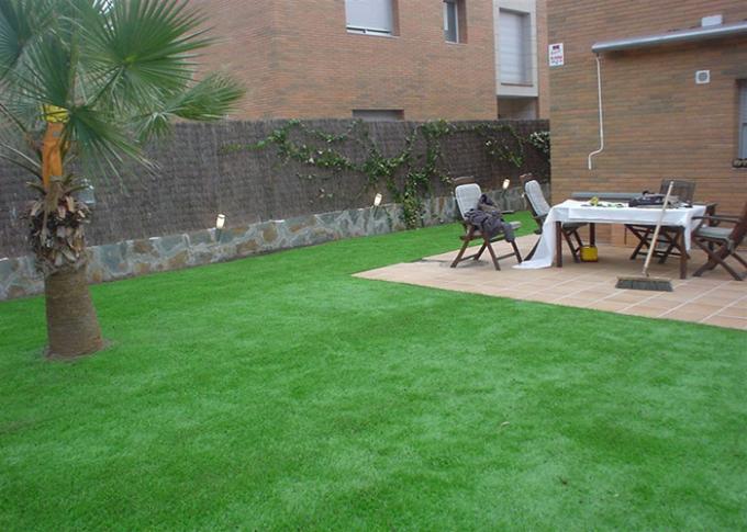 Strona główna Dekoracyjna sztuczna trawa mieszkalna na zewnątrz o wysokiej stabilności UV 1