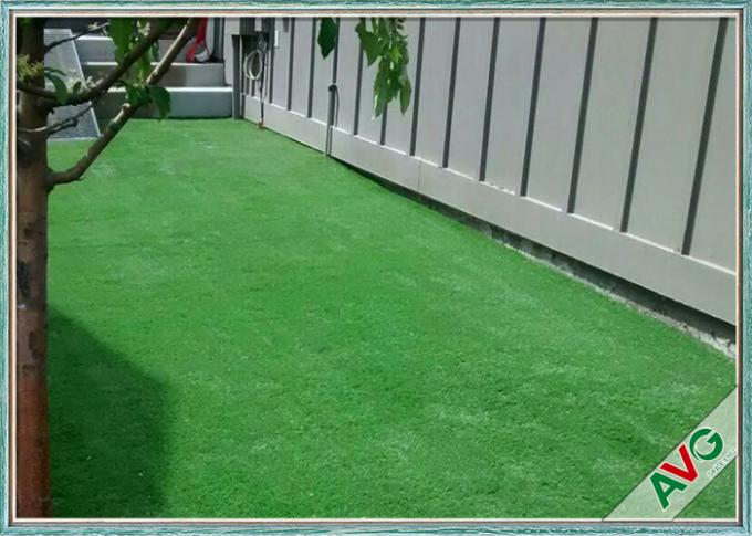 Piękna sztuczna trawa na zewnątrz Naturalnie wyglądająca sztuczna murawa na podwórku 0