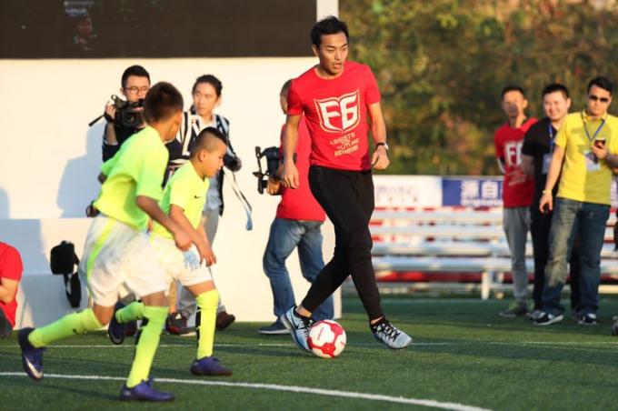 najnowsze wiadomości o firmie Feng Xiaoting Charytatywny mecz piłkarski, który odbył się wczoraj, poświęcając miłość przyszłości chińskiej piłki nożnej  1