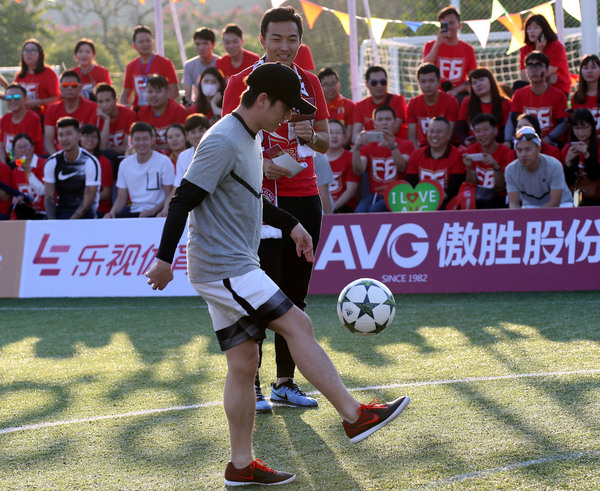najnowsze wiadomości o firmie Feng Xiaoting Charytatywny mecz piłkarski, który odbył się wczoraj, poświęcając miłość przyszłości chińskiej piłki nożnej  2
