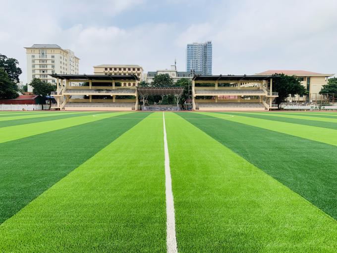 55mm Podłoga sportowa ze sztucznej trawy na boisko do piłki nożnej 0