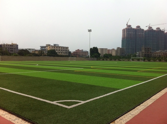 Chiny Zielona piłka nożna Playground Syntetyczna trawa, sztuczna trawa na plac zabaw na zewnątrz dostawca