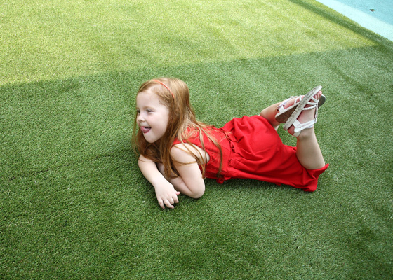 Chiny Plac zabaw dla dzieci Sztuczna trawa do kształtowania krajobrazu, zielony sztuczny dywan z trawy dostawca