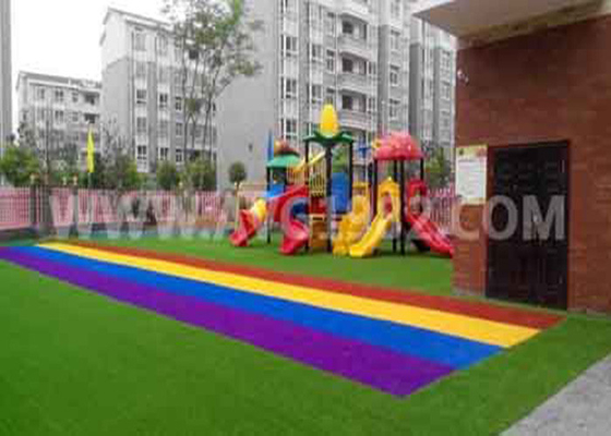 Chiny Dzieci bawiące się stawianiem kolorowej sportowej sztucznej trawy z podkładką amortyzującą użytki zielone dostawca