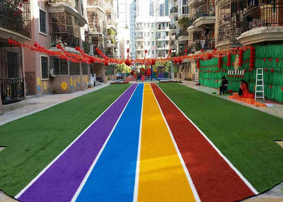Chiny Runing Track Kolorowe dywany ze sztucznej trawy do dekoracji krajobrazu dostawca