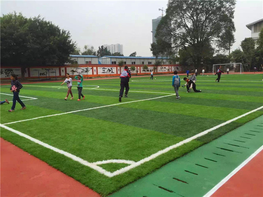 Chiny Trwały plac zabaw z fałszywą murawą Piłka nożna Trawa syntetyczna Przyjazna dla środowiska dostawca