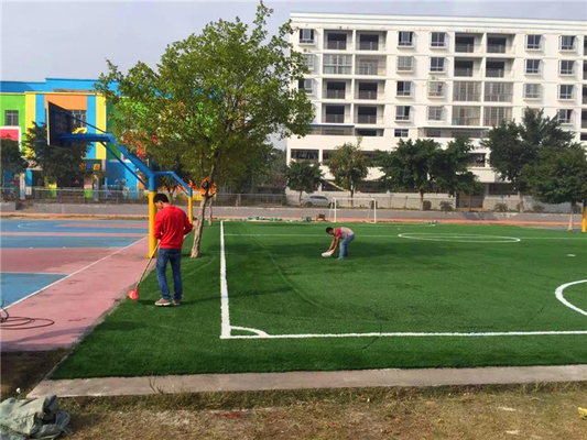 Chiny Zewnętrzna trawa syntetyczna na place zabaw, sztuczna trawa na plac zabaw PE Materiał dostawca
