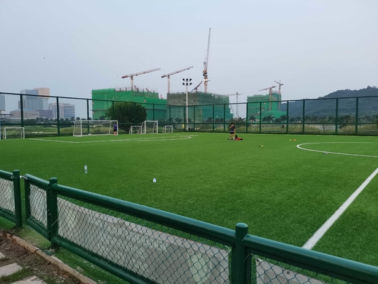Chiny Piłka nożna Sztuczna trawa i podłogi sportowe do piłki nożnej Cena hurtowa dostawca
