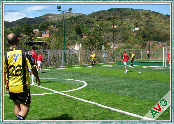 Chiny Wysoka gęstość Futsal Turf Soccer Sztuczna trawa Odporność na promieniowanie UV PE 40mm Wysokość Antypoślizgowa dostawca