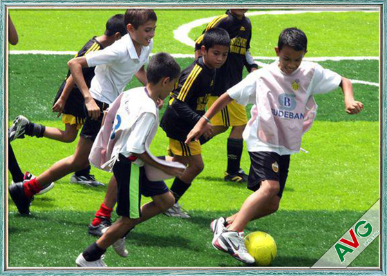 Chiny Piłka nożna na świeżym powietrzu Sztuczna murawa z trwałym podłożem Materiał PE Sztuczna trawa do futsalu dostawca