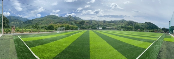 Sztuczna trawa futbolowa o grubości 60 mm na boisko do piłki nożnej na świeżym powietrzu dostawca